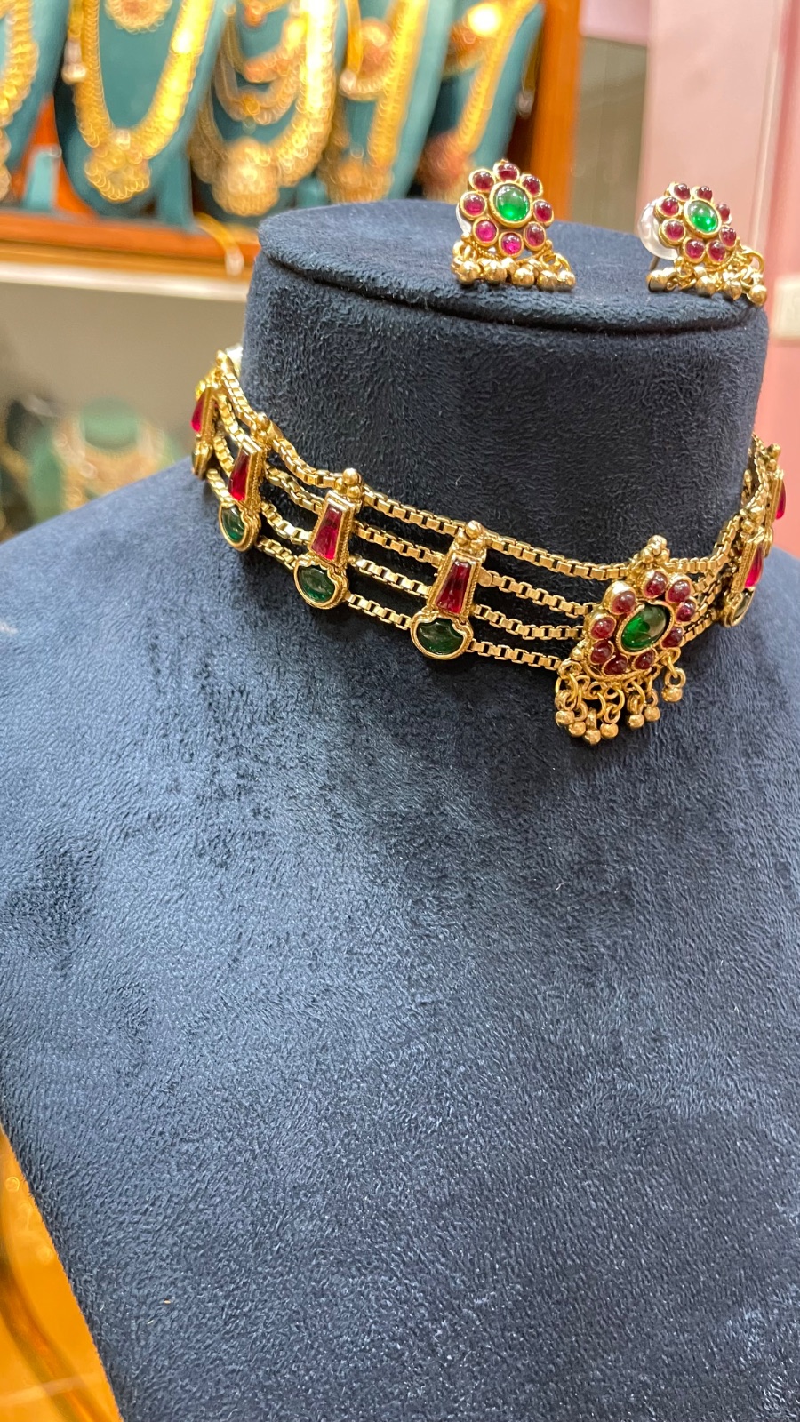 Red and green with chain pattern choker angle 2