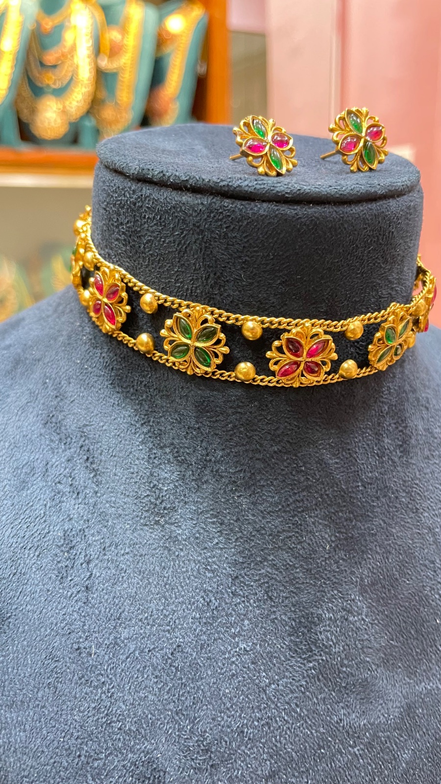 small flowers choker angle 2