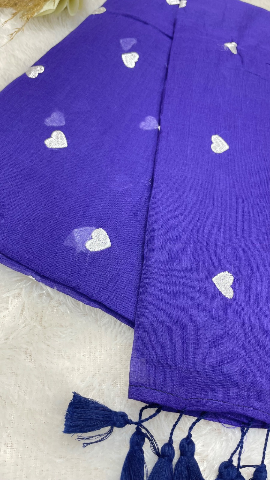 Heart embroidery saree angle 3
