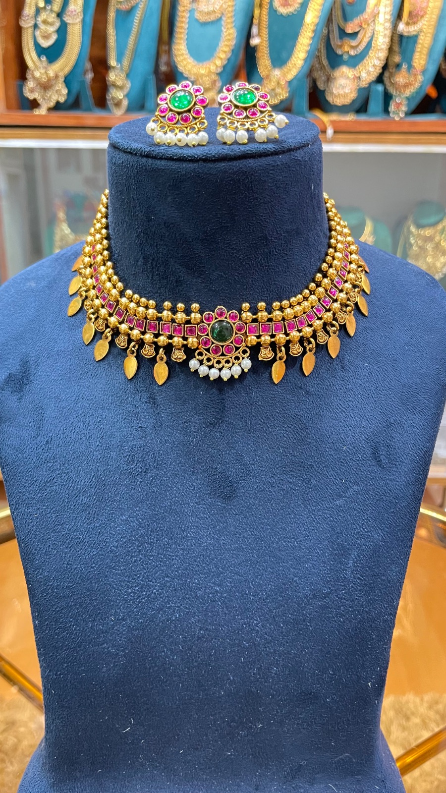 Pink stones and pearl with leaf drops