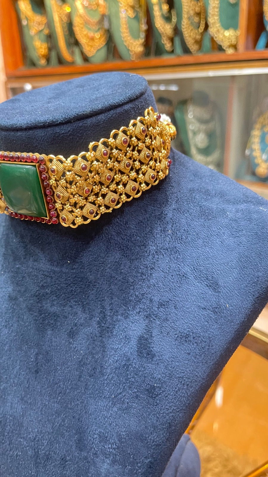 chain design choker with green emerald angle 3