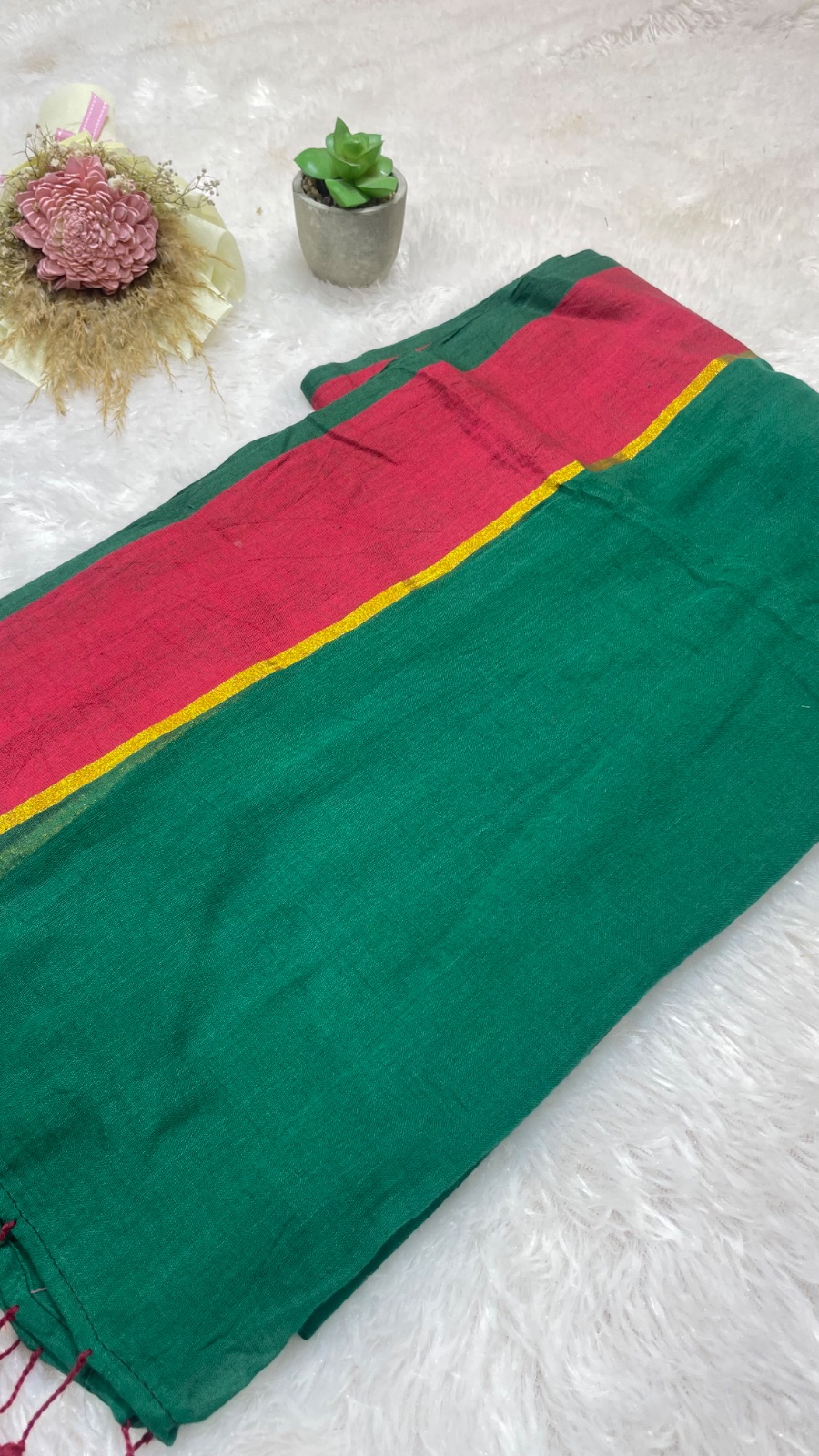 Plain with contrast border cotton saree angle 3