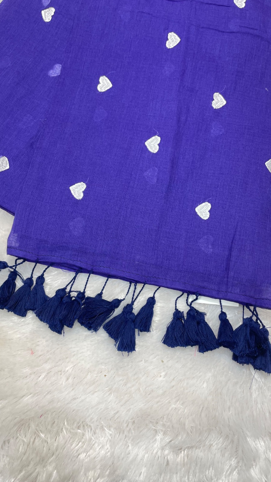 Heart embroidery saree angle 4