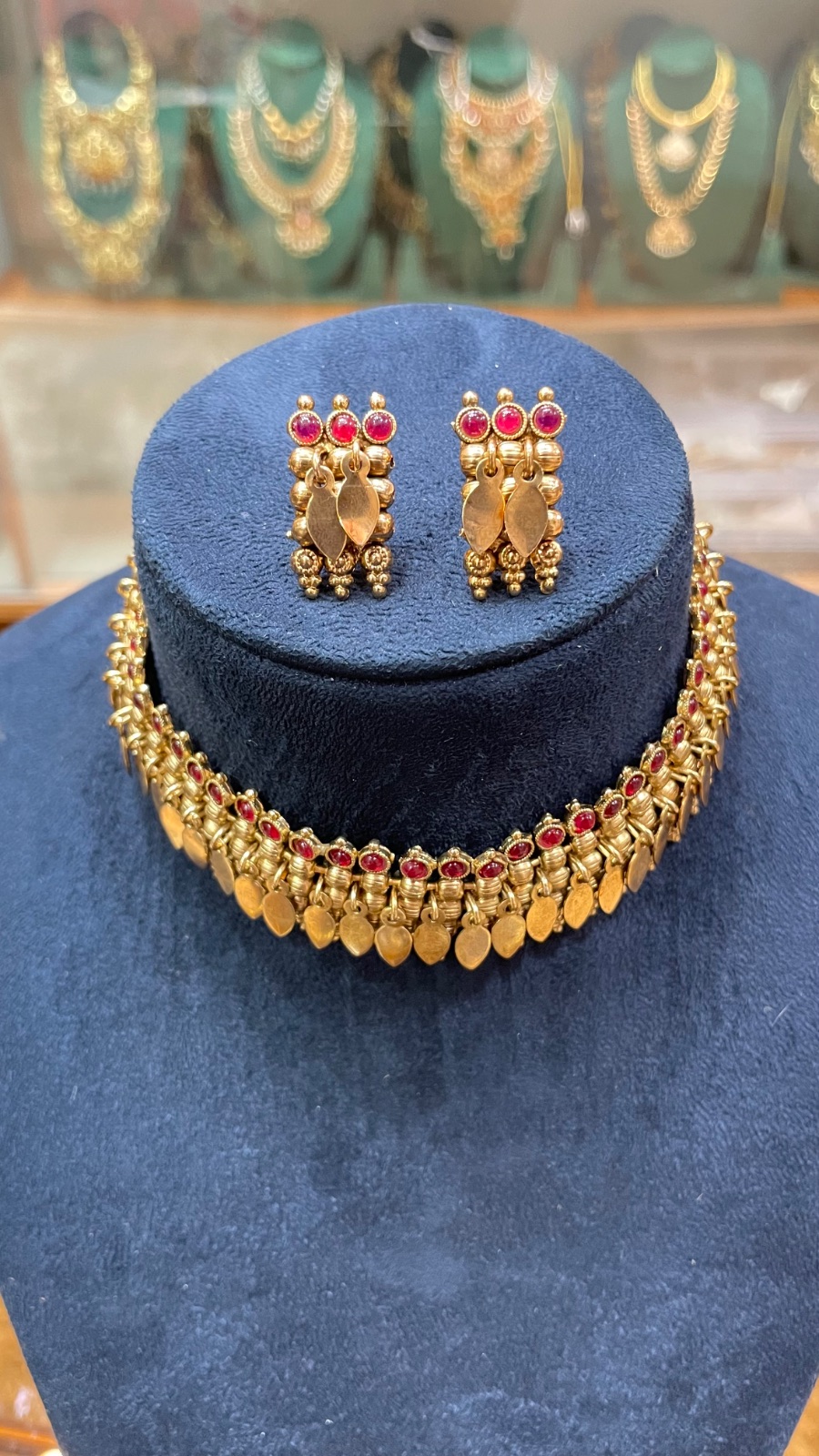 leafs droppings choker