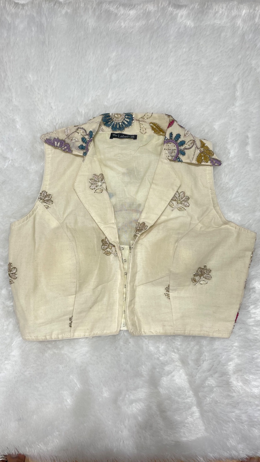 Embroidery sleeveless cotton blouse angle 3