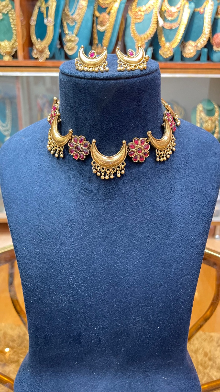 Moon pattern necklace