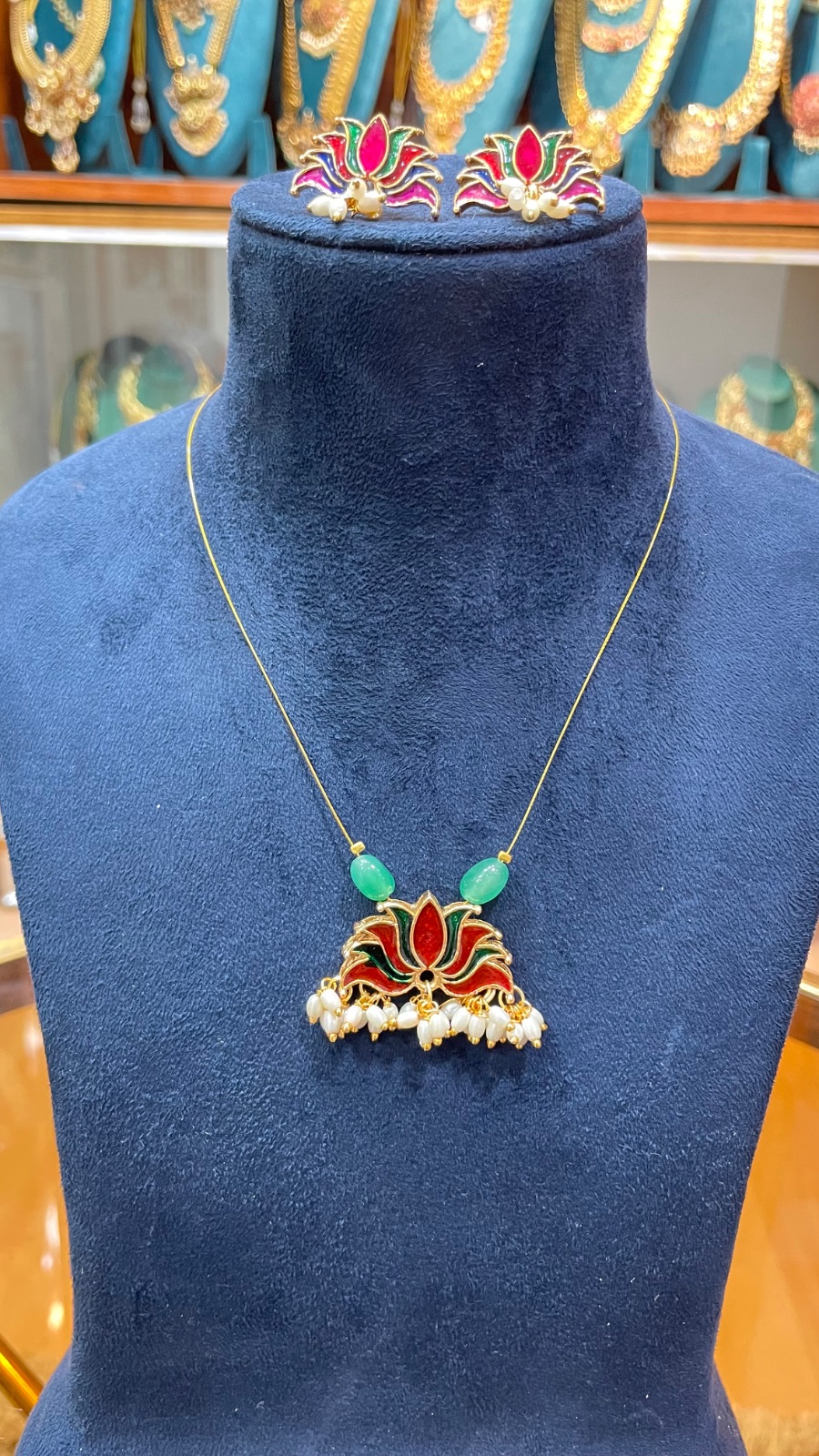 Invisible chain with beg lotus design