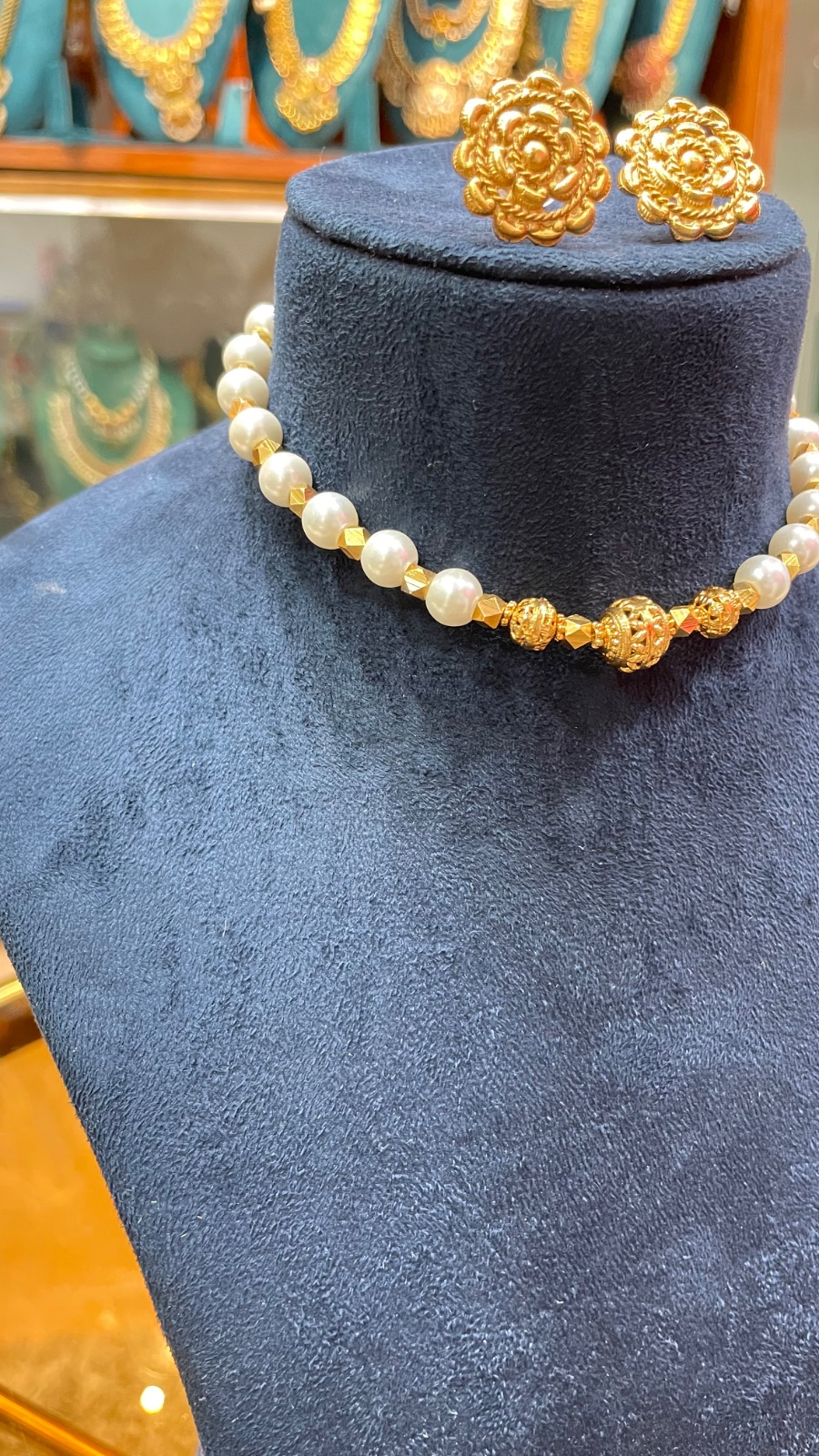 pearl with gold beads choker angle 2