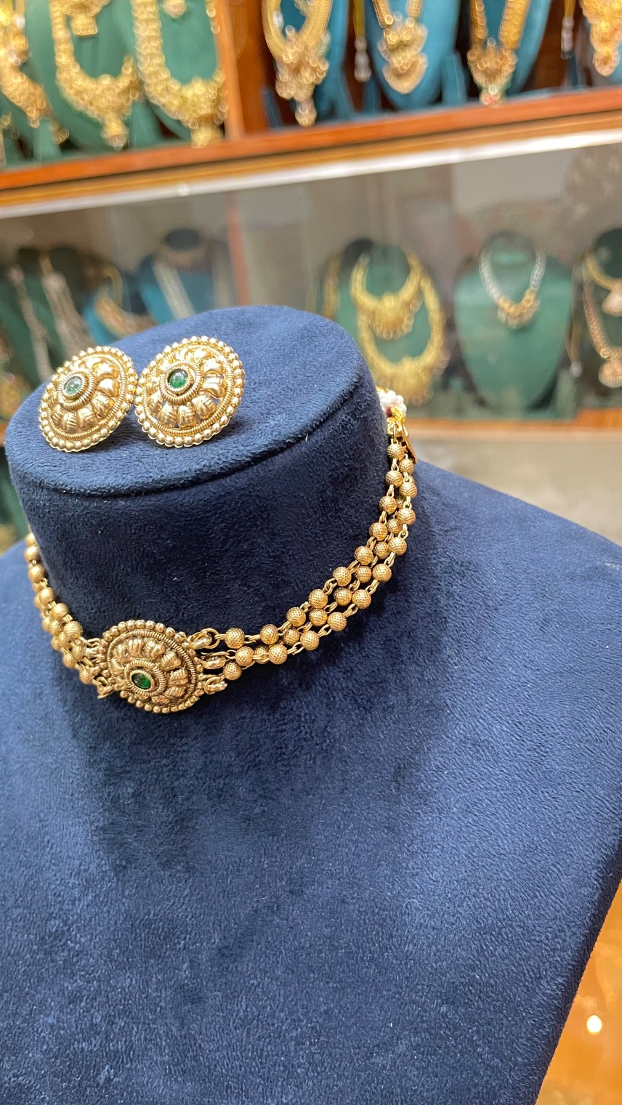 Beads choker angle 3