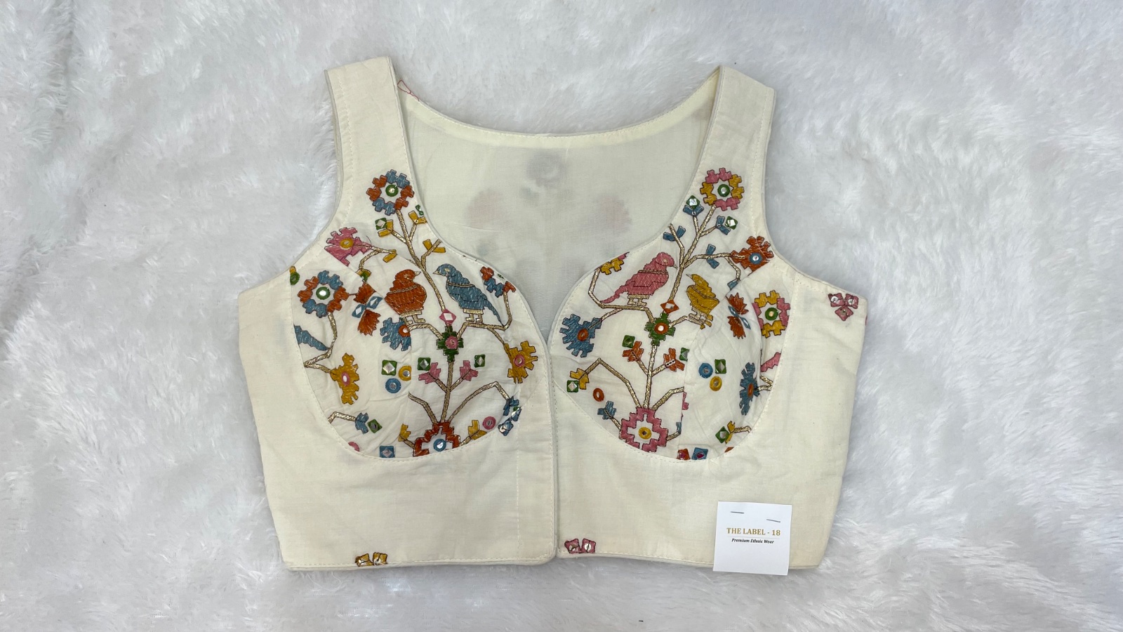 Sleeveless embroidery blouse