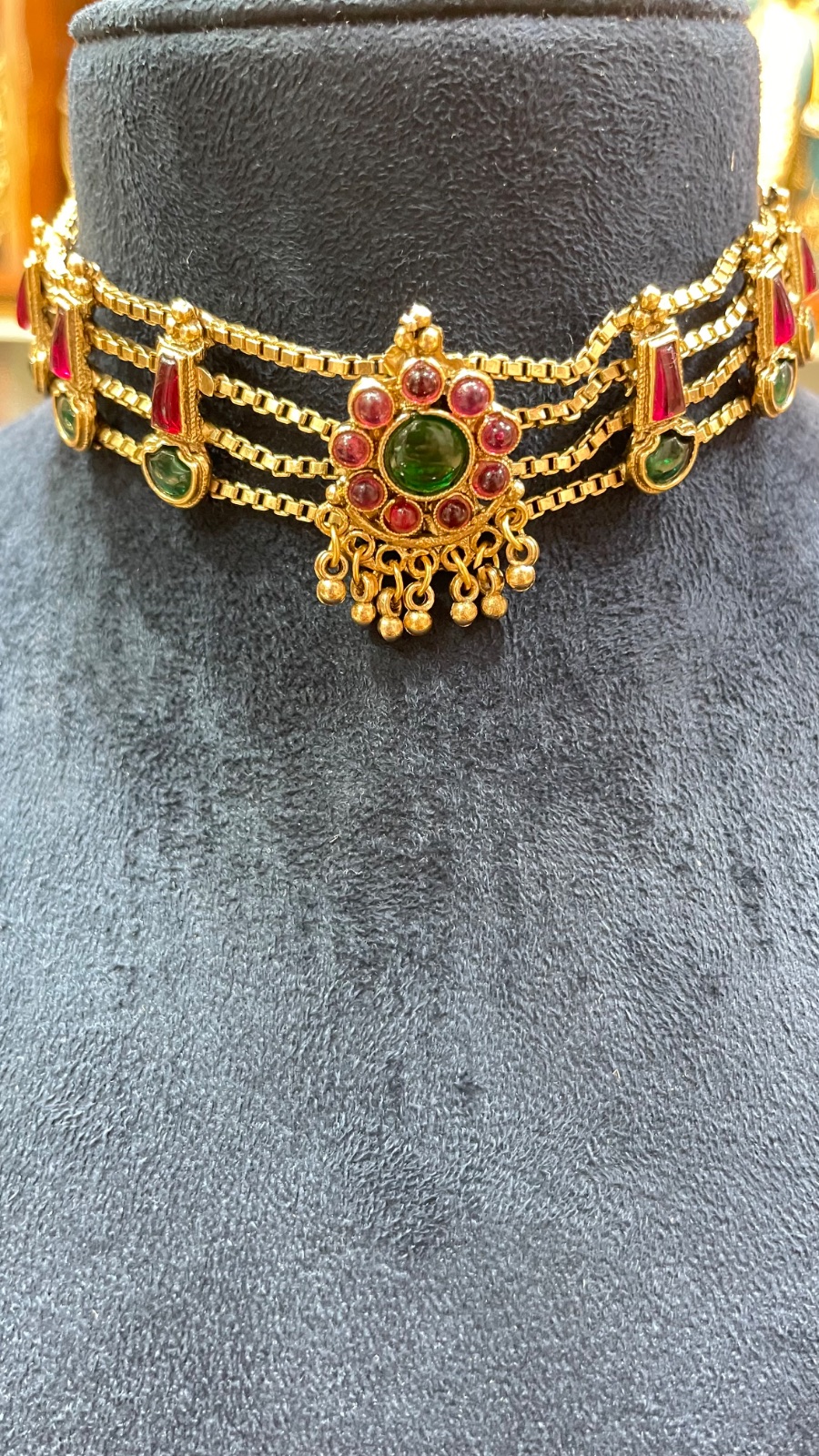 Red and green with chain pattern choker angle 5