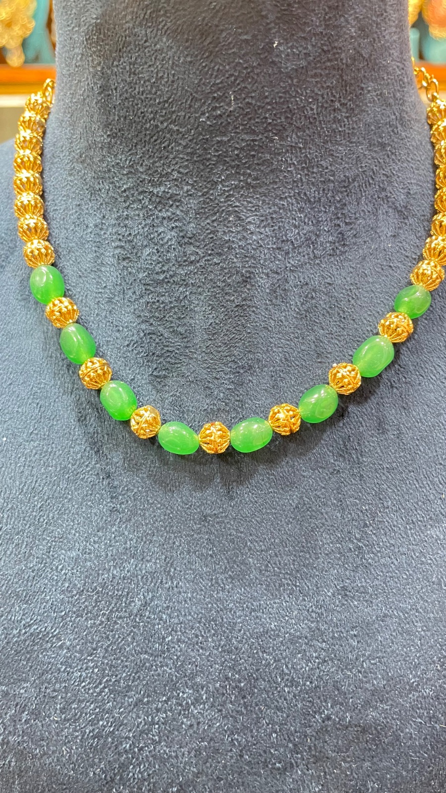 Green beads small choker angle 4