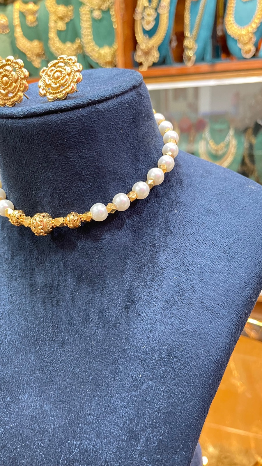 pearl with gold beads choker angle 3