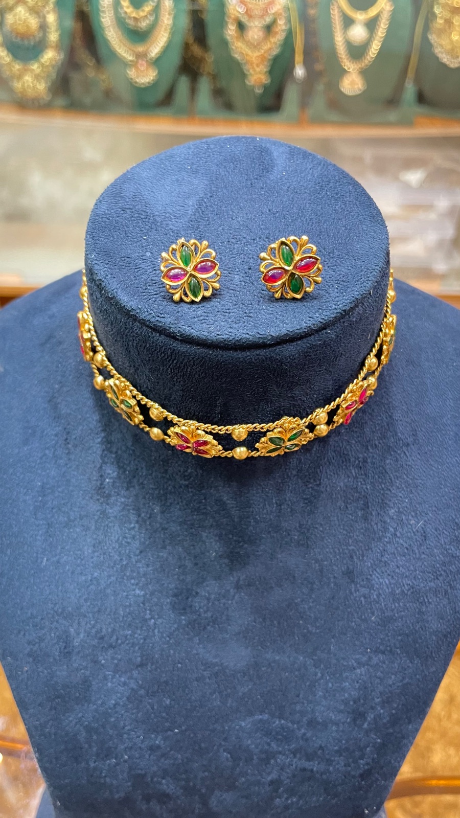 small flowers choker angle 4