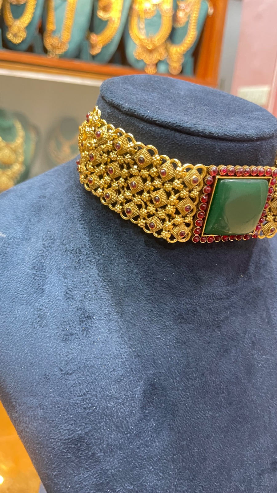 chain design choker with green emerald angle 2