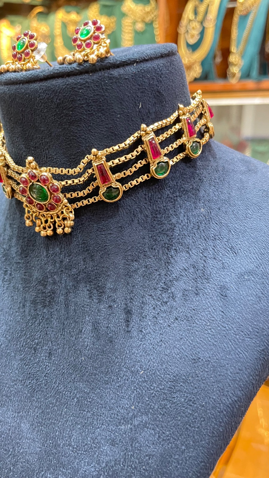 Red and green with chain pattern choker angle 3