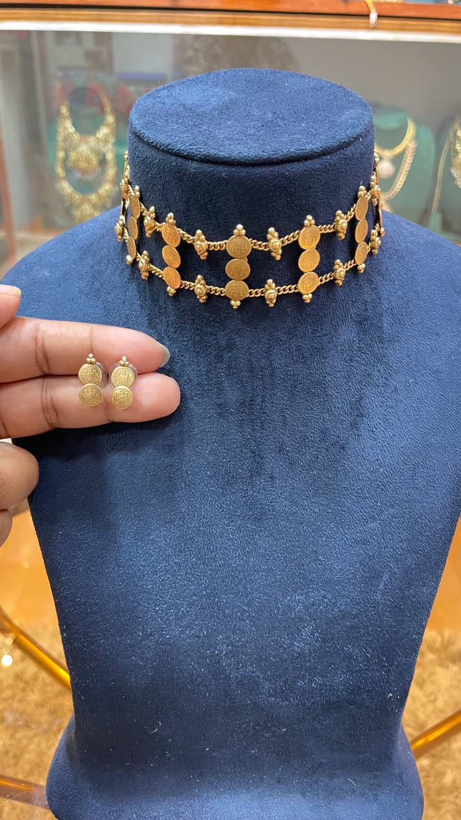 two coins choker angle 4