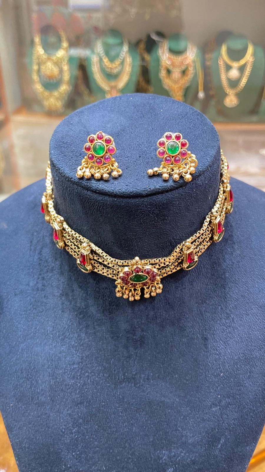 Red and green with chain pattern choker angle 4