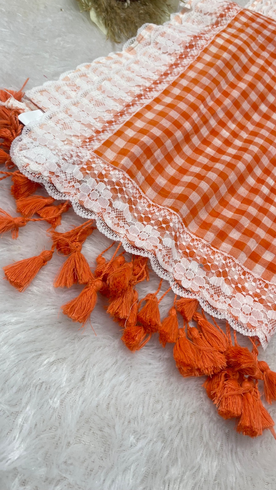 Checks with lace saree angle 5