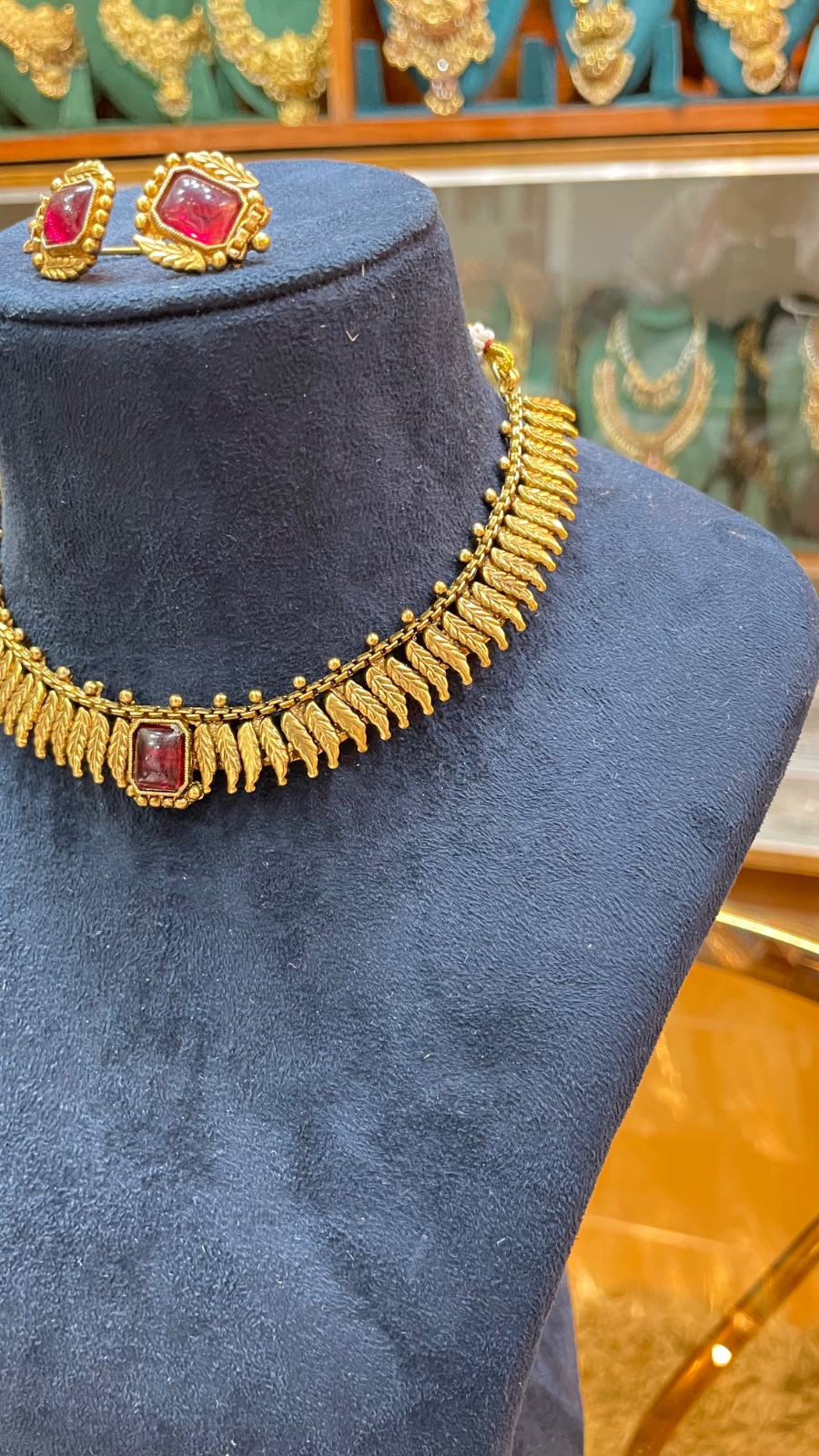 Leaf design necklace