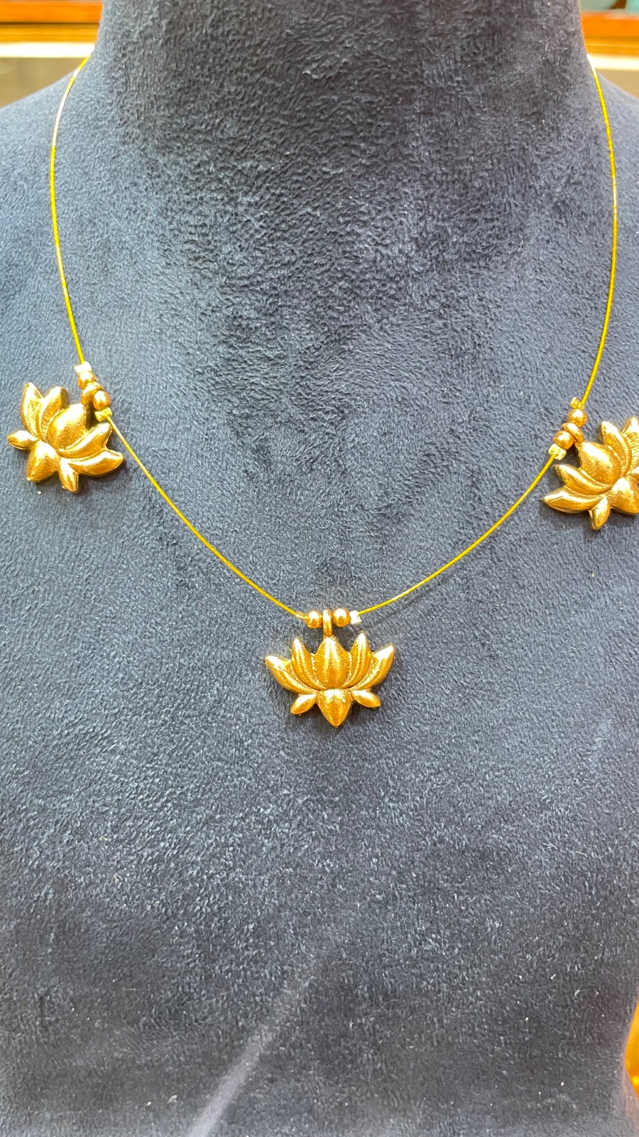 Invisible chain with plain louts angle 4