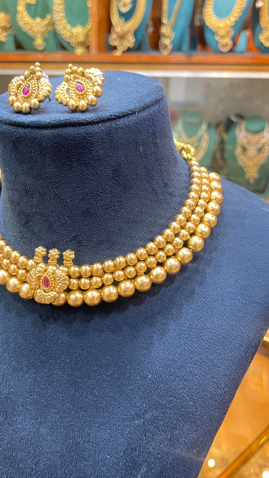 Small beads choker angle 3