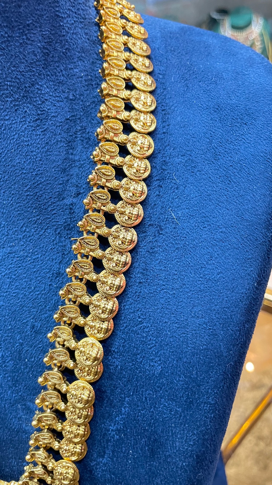Puligoru design with peacock motifs pendant angle 3