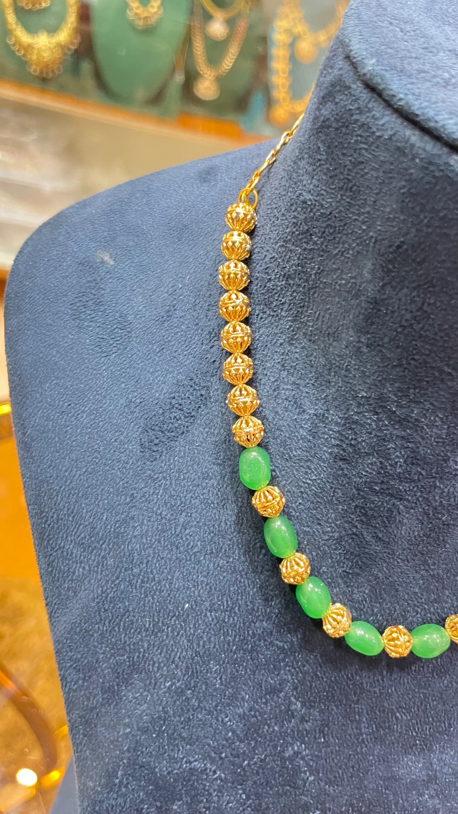 Green beads small choker angle 2