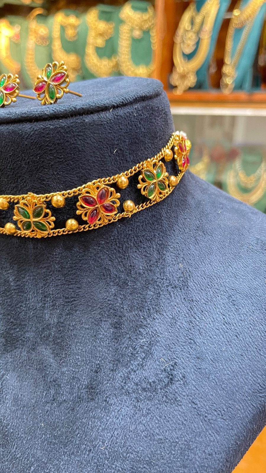small flowers choker angle 3