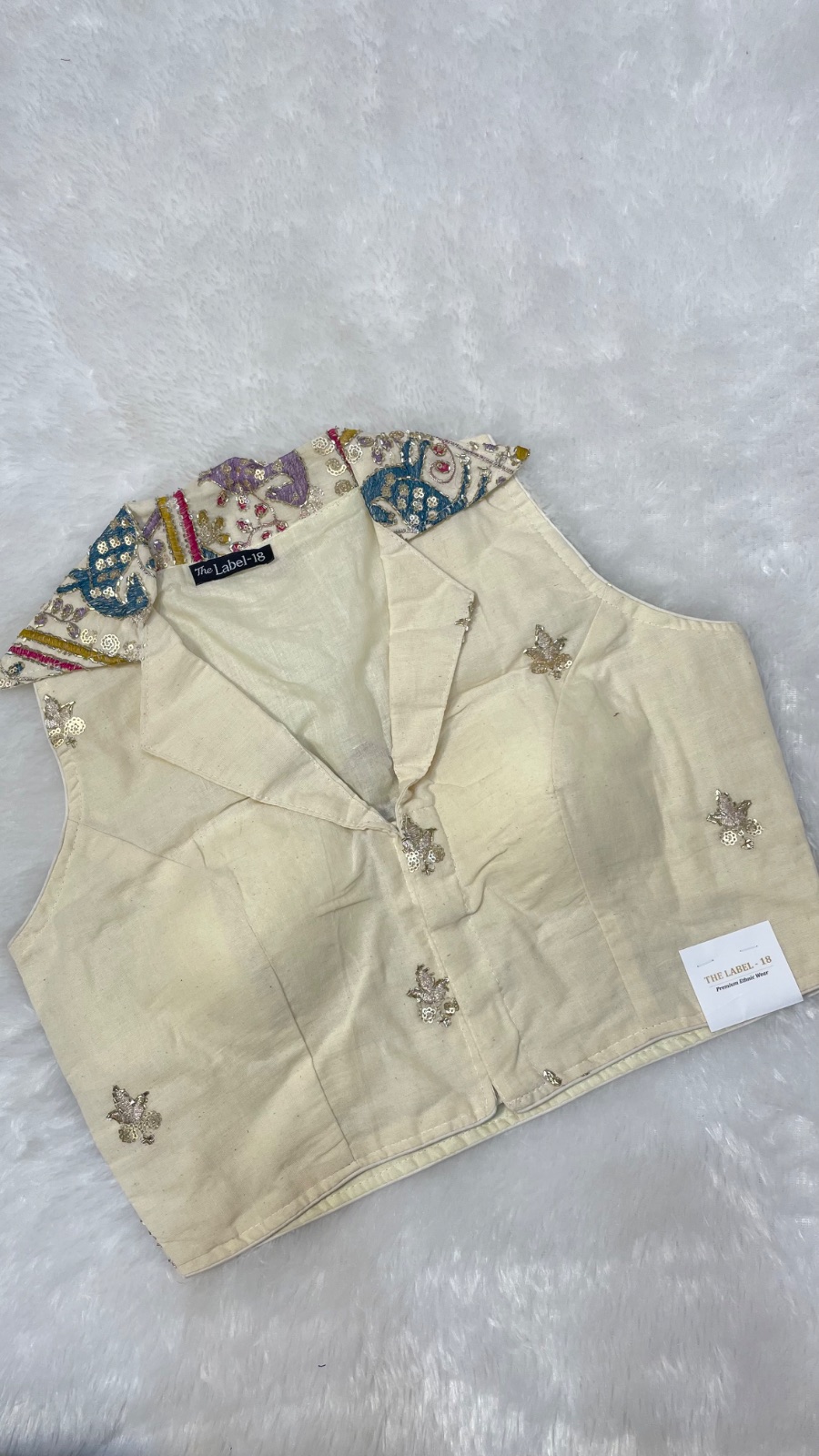 Embroidery sleeveless cotton blouse