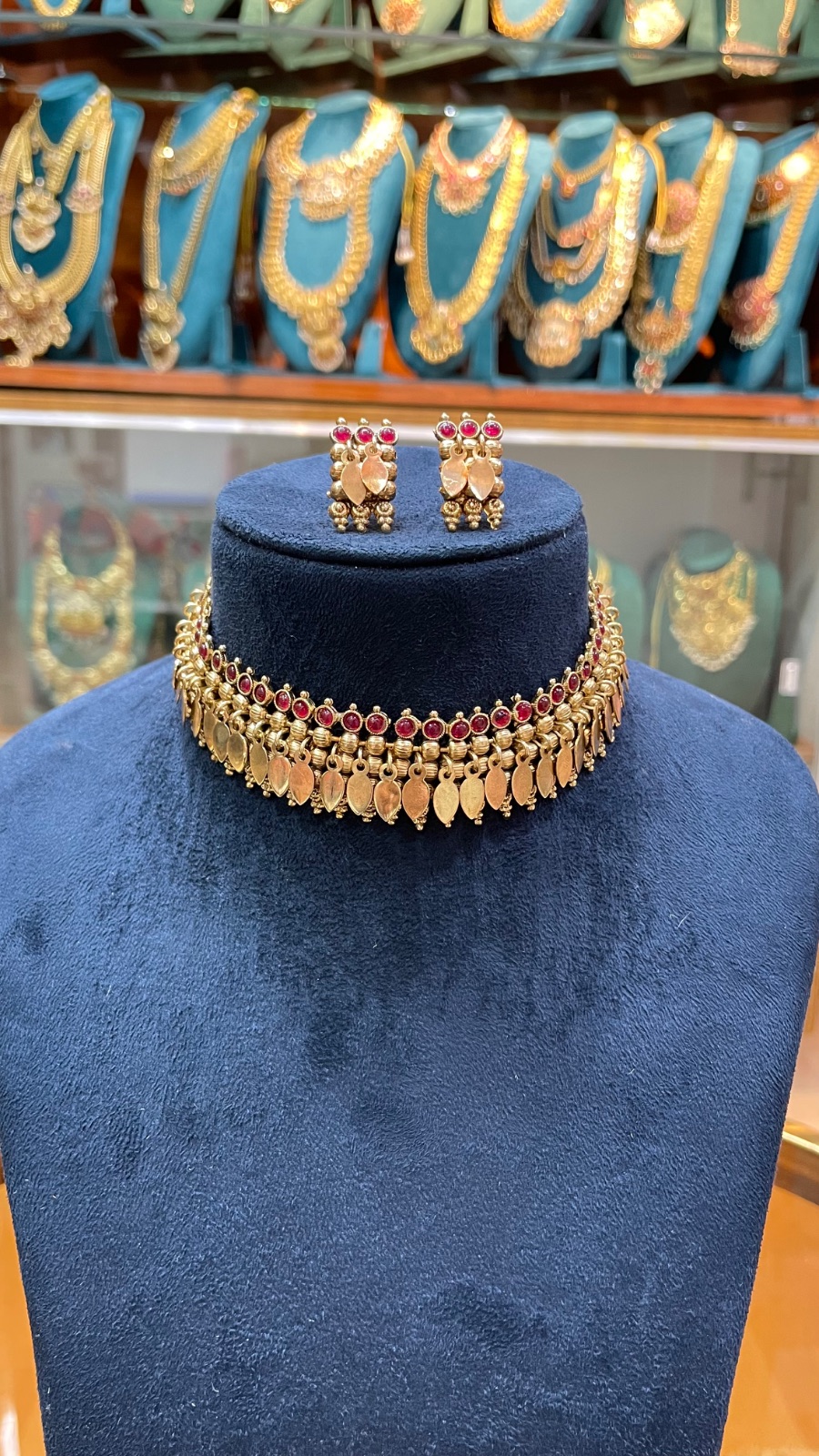leafs droppings choker