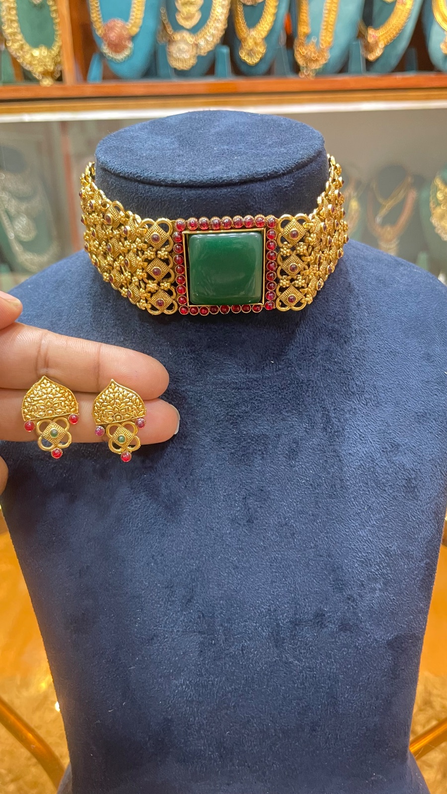chain design choker with green emerald