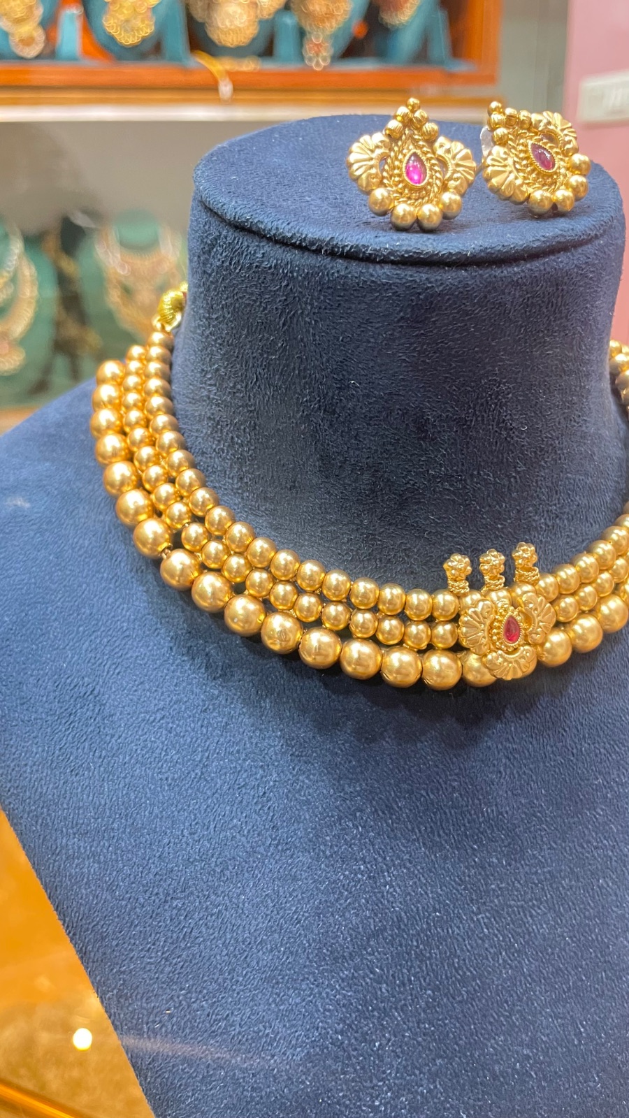 Small beads choker angle 2