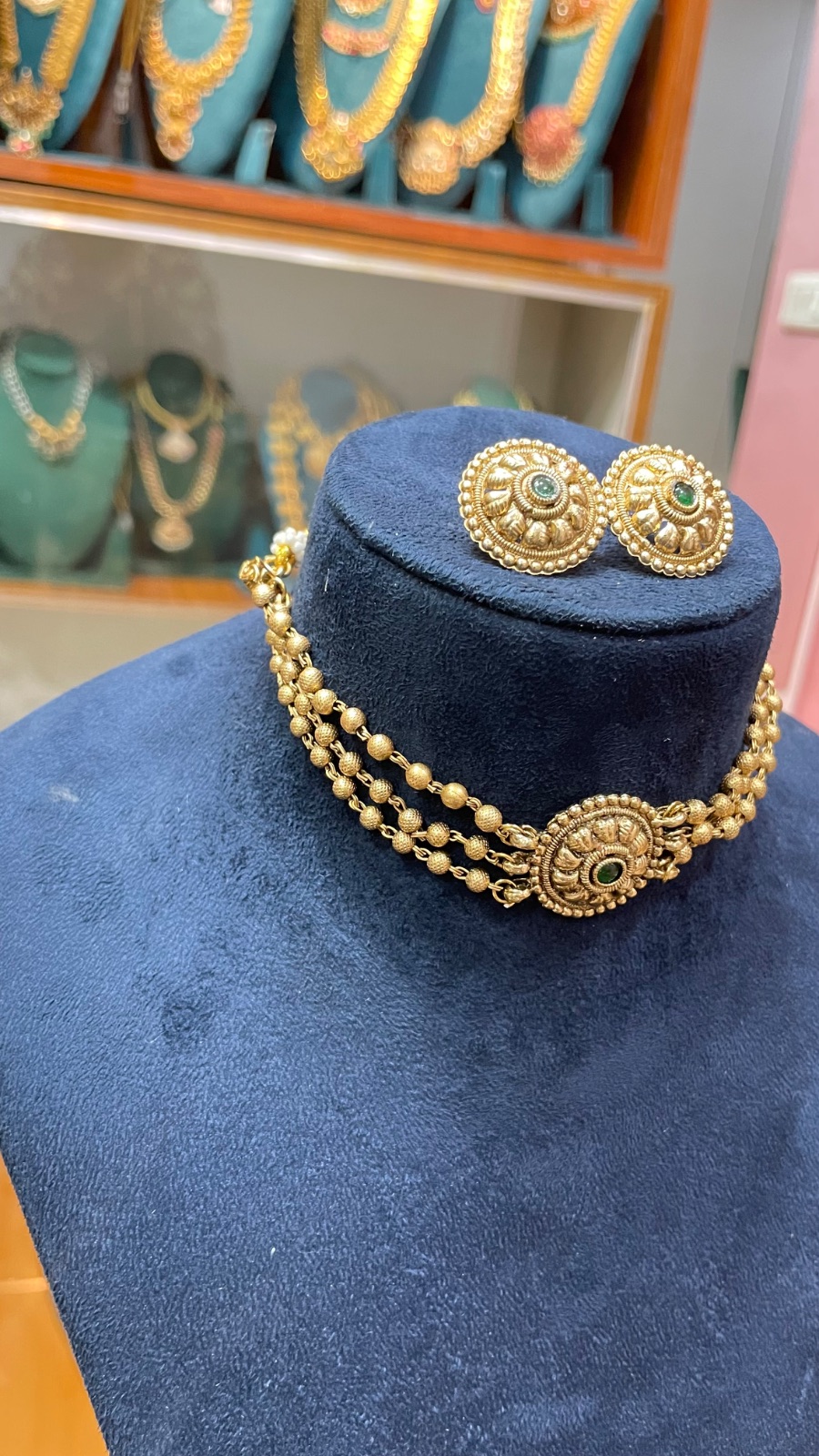 Beads choker angle 2
