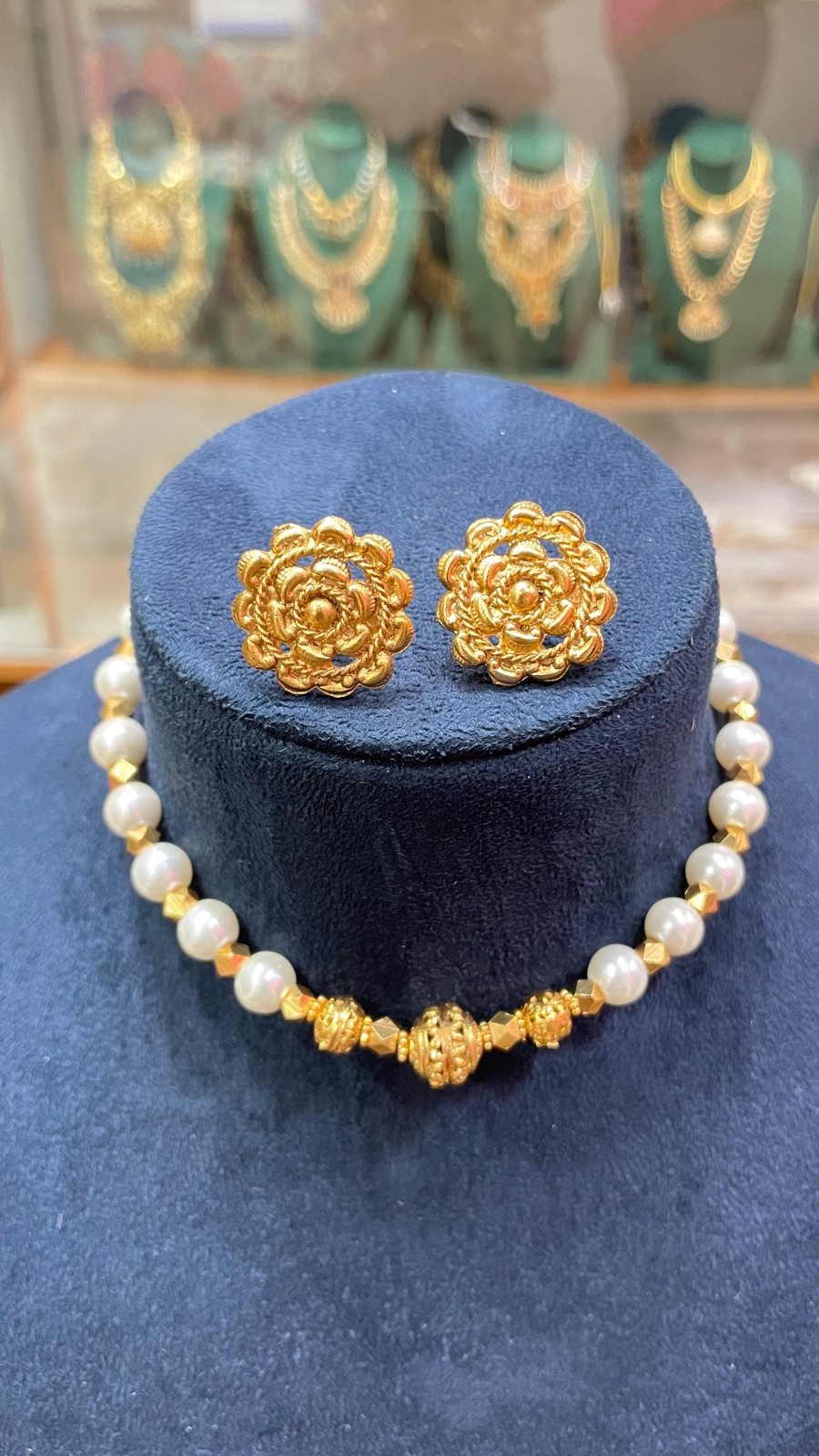 pearl with gold beads choker