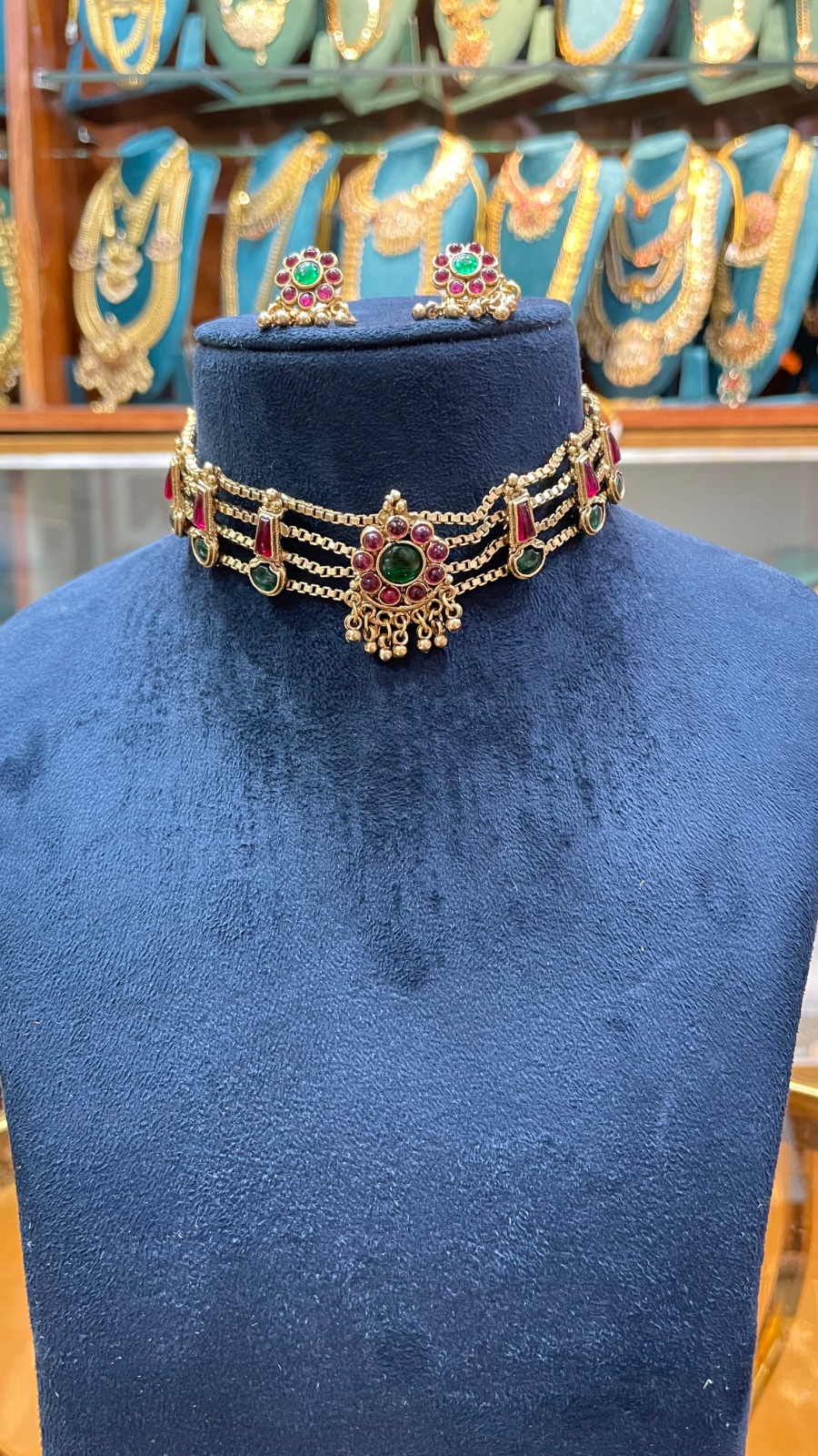 Red and green with chain pattern choker