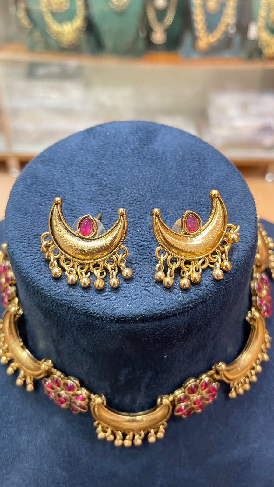 Moon pattern necklace
