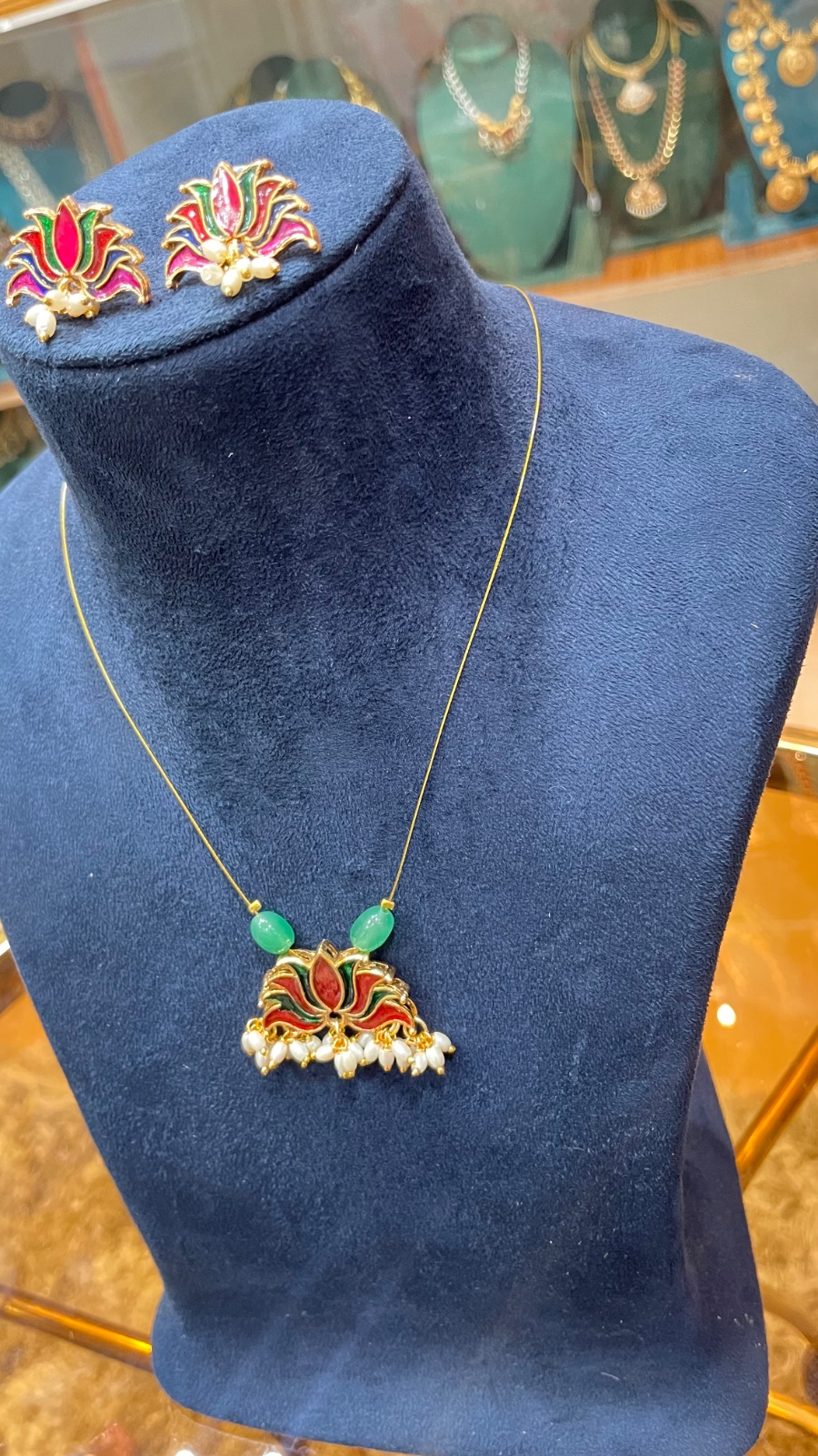 Invisible chain with beg lotus design angle 3