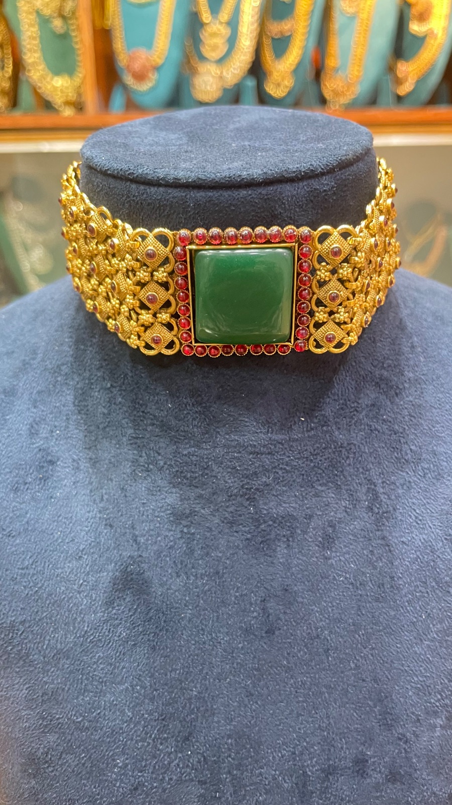 chain design choker with green emerald angle 4