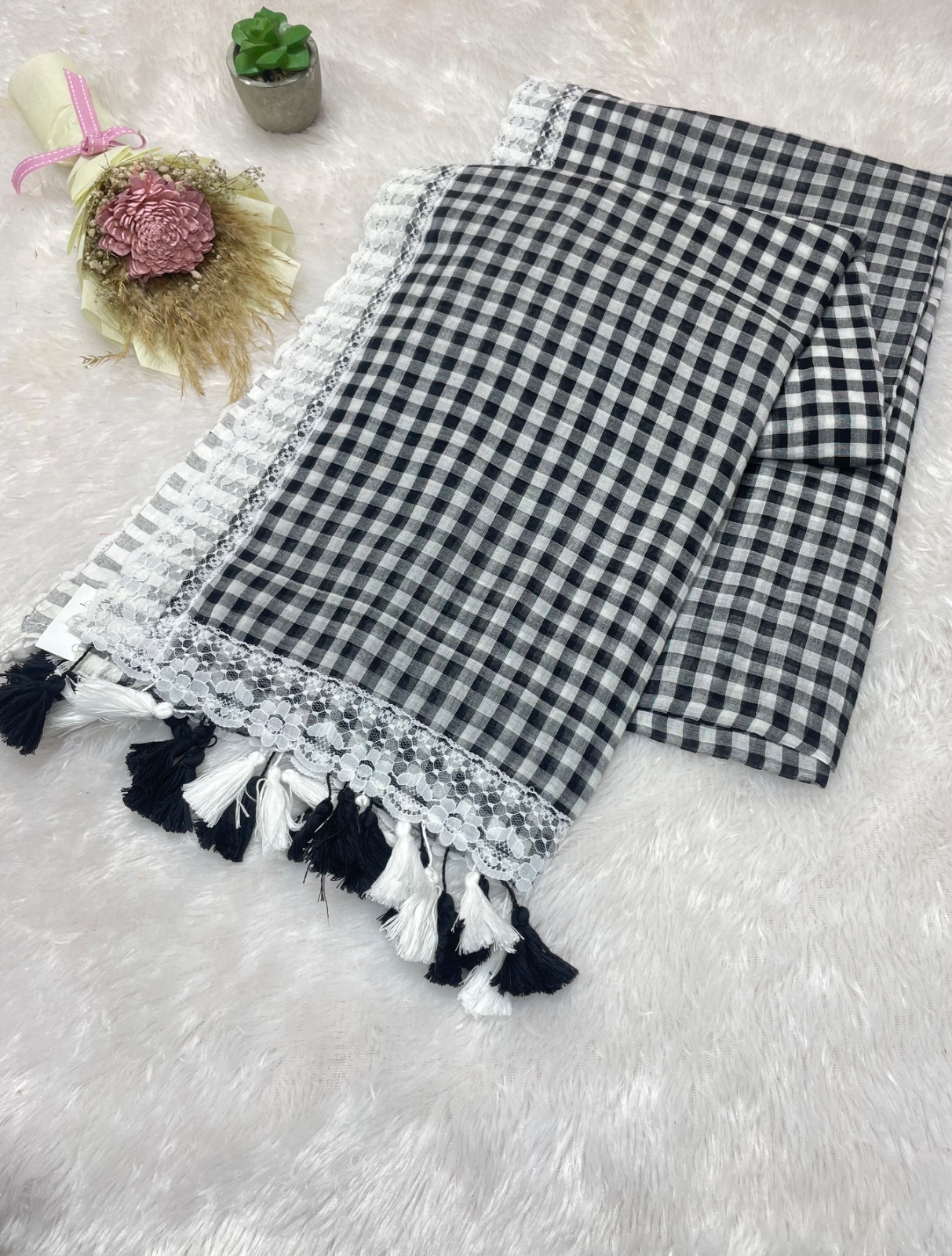 Checks with lace saree