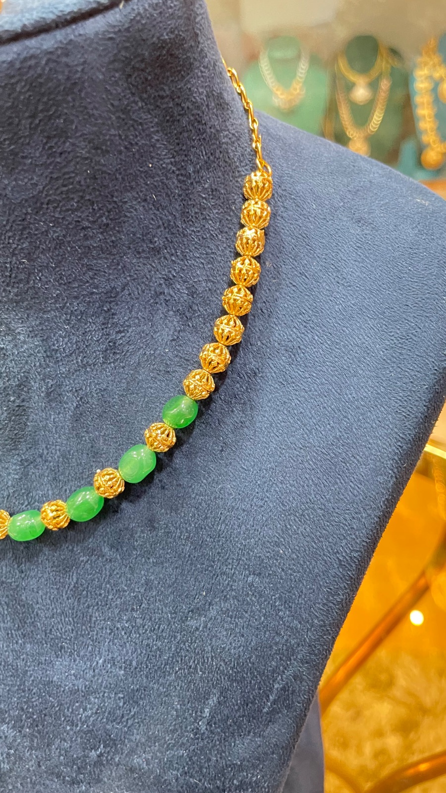 Green beads small choker angle 3